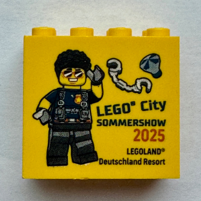 Visuel indicatif Rebrickable de Brique 2 x 4 x 3 avec 'LEGO City SOMMERSHOW 2025 LEGOLAND Deutschland Resort', motif imprimé policier (Brick 2 x 4 x 3 with 'LEGO City SOMMERSHOW 2025 LEGOLAND Deutschland Resort', Police Officer Print)