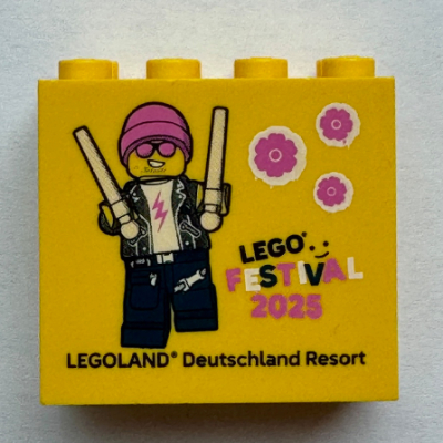 Visuel indicatif Rebrickable de Brique 2 x 4 x 3 avec motif imprimé 'LEGO FESTIVAL 2025 LEGOLAND Deutschland Resort' et Drummer minifigurine (Brick 2 x 4 x 3 with 'LEGO FESTIVAL 2025 LEGOLAND Deutschland Resort' and Drummer Minifigure Print)