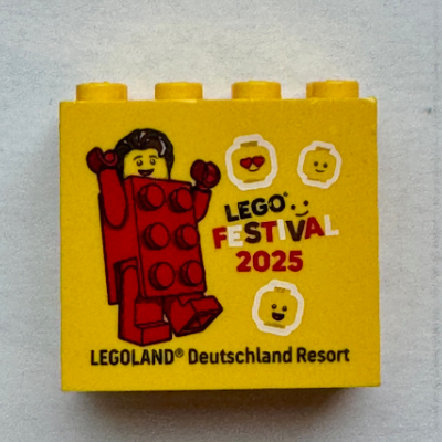 Visuel indicatif Rebrickable de Brique 2 x 4 x 3 avec 'LEGO FESTIVAL 2025 LEGOLAND Deutschland Resort' et motif imprimé rouge brique (Brick 2 x 4 x 3 with 'LEGO FESTIVAL 2025 LEGOLAND Deutschland Resort' and Red Brick Suit Guy Minifigure Print)
