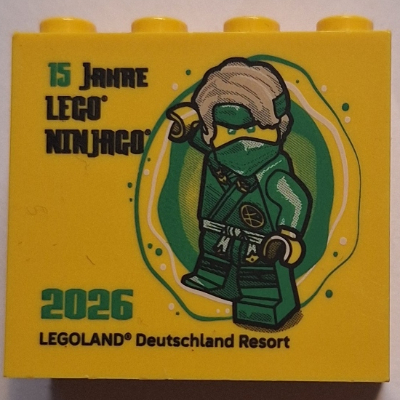 Visuel indicatif Rebrickable de Brique 2 x 4 x 3 avec motif imprimé "15 JAHRE LEGO NINJAGO - 2026 LEGOLAND Deutschland Resort" (Brick 2 x 4 x 3 with "15 JAHRE LEGO NINJAGO - 2026 LEGOLAND Deutschland Resort" Print)