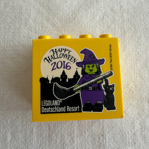 Visuel indicatif Rebrickable de Brique 2 x 4 x 3 avec motif imprimé 'LEGOLAND Deutschland Resort Happy Halloween 2016' (Brick 2 x 4 x 3 with 'LEGOLAND Deutschland Resort Happy Halloween 2016' Print)