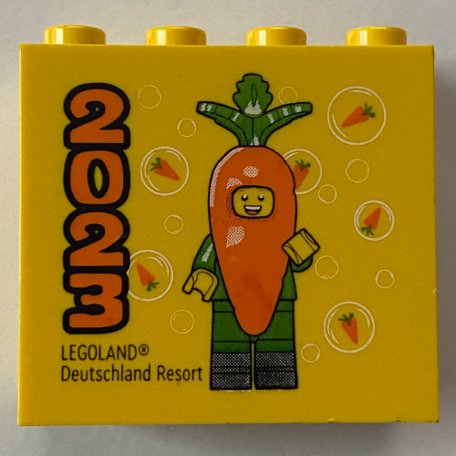 Visuel indicatif Rebrickable de Brique 2 x 4 x 3 avec motif imprimé 'LEGOLAND Deutschland Resort 2023', minifigurine en costume de carotte (Brick 2 x 4 x 3 with 'LEGOLAND Deutschland Resort 2023', Minifigure in Carrot Costume Print)