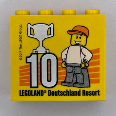 Visuel indicatif Rebrickable de Brique 2 x 4 x 3 avec motif imprimé 'LEGOLAND Deutschland Resort 10 2017' (besuchsmeister argent) (Brick 2 x 4 x 3 with 'LEGOLAND Deutschland Resort 10 2017' (Besuchsmeister Silver) Print)