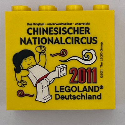 Visuel indicatif Rebrickable de Brique 2 x 4 x 3 avec motif imprimé 'LEGOLAND Deutschland CHINESISCHER NATIONALCIRCUS 2011' (Brick 2 x 4 x 3 with 'LEGOLAND Deutschland CHINESISCHER NATIONALCIRCUS 2011' Print)