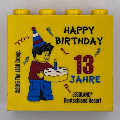 Visuel indicatif Rebrickable de Brique 2 x 4 x 3 avec motif imprimé 'LEGOLAND Deutschland Resort' et '13 Jahre Happy Birthday 2015' (Brick 2 x 4 x 3 with 'LEGOLAND Deutschland Resort' and '13 Jahre Happy Birthday 2015' Print)