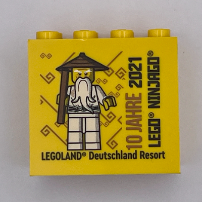Visuel indicatif Rebrickable de Brique 2 x 4 x 3 avec motif imprimé 'LEGOLAND Deutschland Resort' et '10 JAHRE 2021 LEGO NINJAGO' (Brick 2 x 4 x 3 with 'LEGOLAND Deutschland Resort' and '10 JAHRE 2021 LEGO NINJAGO' Print)