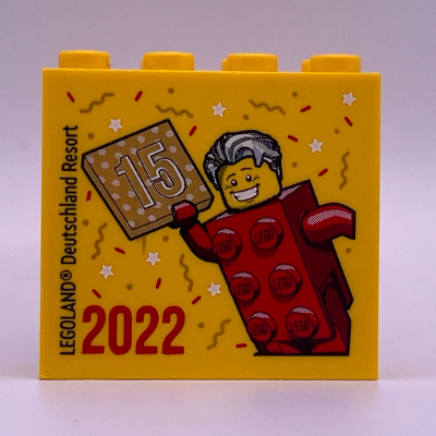 Visuel indicatif Rebrickable de Brique 2 x 4 x 3 avec motif imprimé 'LEGOLAND Deutschland Resort 15 2022', Rouge brique (Brick 2 x 4 x 3 with 'LEGOLAND Deutschland Resort 15 2022', Red Brick Figure (Besuchsmeister Gold) Print)