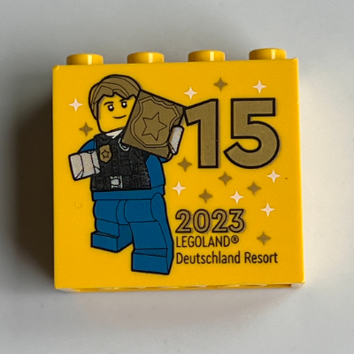Visuel indicatif Rebrickable de Brique 2 x 4 x 3 avec 'LEGOLAND Deutschland Resort 15 2023', policier (besuchsmeister or) motif imprimé (Brick 2 x 4 x 3 with 'LEGOLAND Deutschland Resort 15 2023', Police Officer (Besuchsmeister Gold) Print)