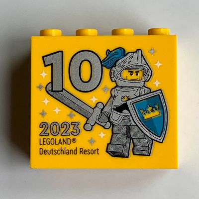 Visuel indicatif Rebrickable de Brique 2 x 4 x 3 avec motif imprimé 'LEGOLAND Deutschland Resort 10 2023' chevalier (besuchsmeister argent) (Brick 2 x 4 x 3 with 'LEGOLAND Deutschland Resort 10 2023' Knight (Besuchsmeister Silver) Print)