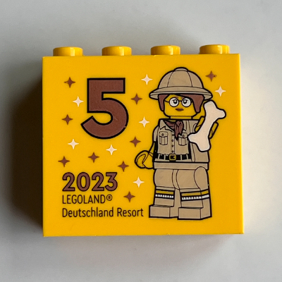 Visuel indicatif Rebrickable de Brique 2 x 4 x 3 avec motif imprimé 'LEGOLAND Deutschland Resort 5 2023', explorateur (besuchsmeister bronze) (Brick 2 x 4 x 3 with 'LEGOLAND Deutschland Resort 5 2023', Explorer (Besuchsmeister Bronze) Print)