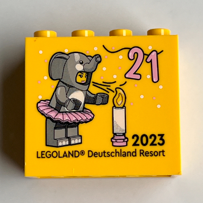 Visuel indicatif Rebrickable de Brique 2 x 4 x 3 avec 'LEGOLAND Deutschland Resort 21 2023', figurine Costume d'éléphant, motif imprimé bougie (Brick 2 x 4 x 3 with 'LEGOLAND Deutschland Resort 21 2023', Elephant Costume Minifig, Candle Print)
