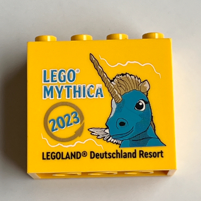 Visuel indicatif Rebrickable de Brique 2 x 4 x 3 avec motif imprimé 'LEGOLAND Deutschland Resort 2023 LEGO Mythica' (Brick 2 x 4 x 3 with 'LEGOLAND Deutschland Resort 2023 LEGO Mythica' Print)