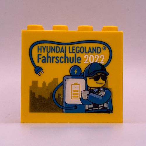 Visuel indicatif Rebrickable de Brique 2 x 4 x 3 avec motif imprimé 'HYUNDAI LEGOLAND Fahrschule 2022' et minifigurine avec chargeur électrique (Brick 2 x 4 x 3 with 'HYUNDAI LEGOLAND Fahrschule 2022' and Minifigure with Electric Charger Print)