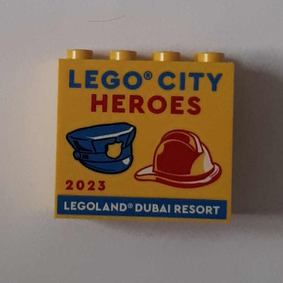Visuel indicatif Rebrickable de Brique 2 x 4 x 3 avec motif imprimé 'LEGOLAND DUBAI RESORT LEGO CITY HEROES 2023' (Brick 2 x 4 x 3 with 'LEGOLAND DUBAI RESORT LEGO CITY HEROES 2023' Print)