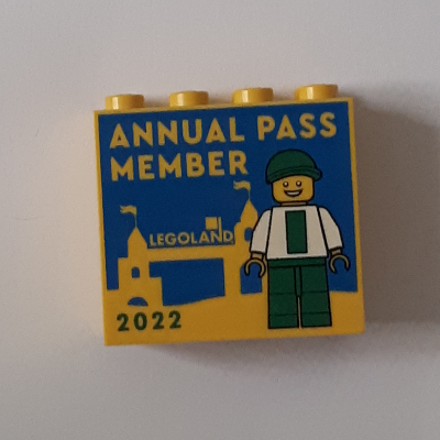 Visuel indicatif Rebrickable de Brique 2 x 4 x 3 avec motif imprimé 'ANNUAL PASS MEMBER LEGOLAND 2022' (Brick 2 x 4 x 3 with 'ANNUAL PASS MEMBER LEGOLAND 2022' Print)