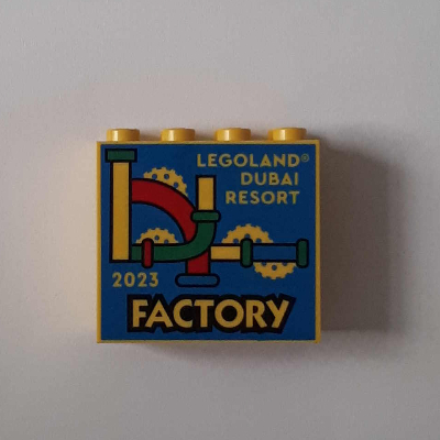 Visuel indicatif Rebrickable de Brique 2 x 4 x 3 avec motif imprimé 'LEGOLAND DUBAI RESORT 2023 FACTORY' (Brick 2 x 4 x 3 with 'LEGOLAND DUBAI RESORT 2023 FACTORY' Print)