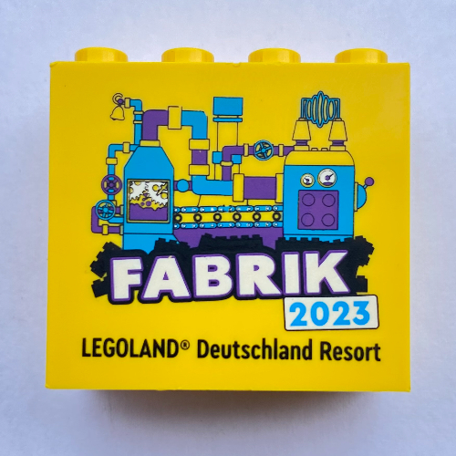 Visuel indicatif Rebrickable de Brique 2 x 4 x 3 avec motif imprimé 'LEGOLAND Deutschland Resort FABRIK 2023' (Brick 2 x 4 x 3 with 'LEGOLAND Deutschland Resort FABRIK 2023' Print)
