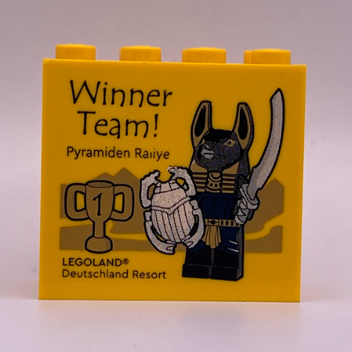 Visuel indicatif Rebrickable de Brique 2 x 4 x 3 avec motif imprimé 'LEGOLAND Deutschland Resort Winner Team! Pyramiden Rallye' (Brick 2 x 4 x 3 with 'LEGOLAND Deutschland Resort Winner Team! Pyramiden Rallye' Print)