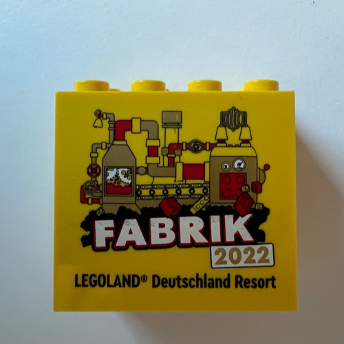 Visuel indicatif Rebrickable de Brique 2 x 4 x 3 avec motif imprimé 'LEGOLAND Deutschland Resort FABRIK 2022' (Brick 2 x 4 x 3 with 'LEGOLAND Deutschland Resort FABRIK 2022' Print)