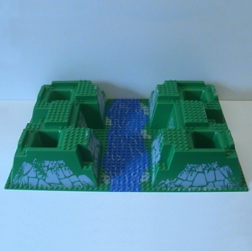 Visuel indicatif Rebrickable de Plaque de base surélevée 32 x 48 x 6 avec 4 trous d'angle et motif imprimé rivière (Baseplate Raised 32 x 48 x 6 with 4 Corner Pits and River Print)