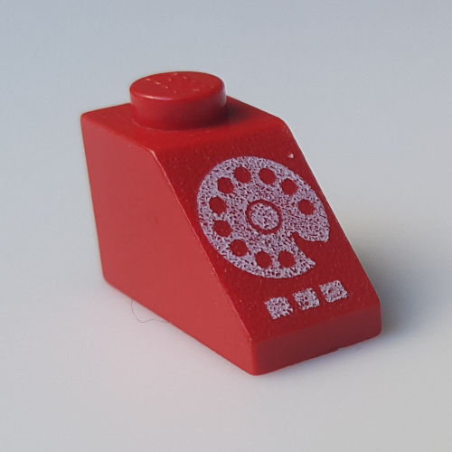 Visuel indicatif Rebrickable de Brique inclinée 45° 2 x 1 sans connecteur inférieure, avec cadran blanc imprimé (Brick Sloped 45° 2 x 1 without Bottom pin, with White Rotary Dial Print)