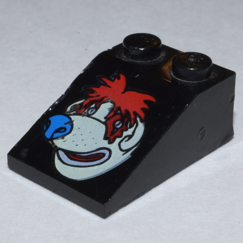 Visuel indicatif Rebrickable de Brique inclinée 33° 3 x 2 lisse avec motif imprimé visage ours roux, bleu-nez de mcdonald (Brick Sloped 33° 3 x 2 Smooth with McDonald's Red-Hair, Blue-Nose Bear Face Print)