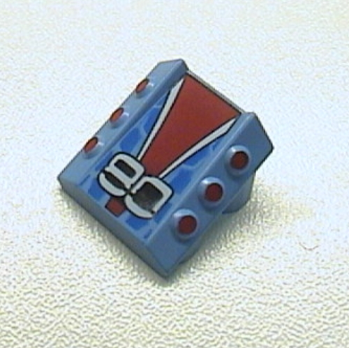 Visuel indicatif Rebrickable de Brique inclinée 2 x 2 sans tenons, avec 3 pistons latéraux sur les bords et '80', motif imprimé rouge/blanc/noir/bleu (Brick Sloped 2 x 2 No Studs, with 3 Side Pistons Raised Edges and '80', Red/White/Black/Blue Print)