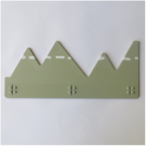 Visuel indicatif Rebrickable de Plaque de base 14 x 32 Bord déchiqueté avec motif imprimé de ligne de division de route (Baseplate 14 x 32 Jagged Edge with Road Dividing Line Print)