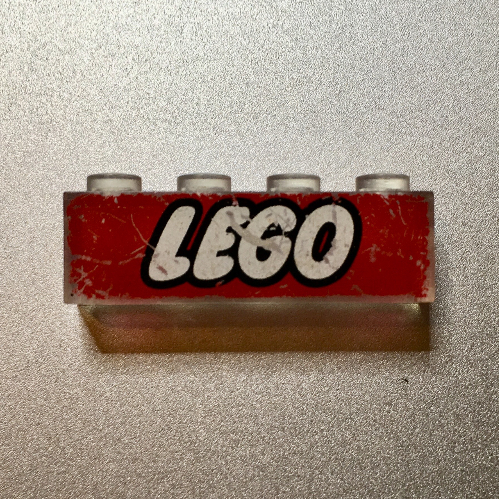 Visuel indicatif Rebrickable de Brique 1 x 4 avec logo LEGO fermé "O" / motif imprimé rouge (Brick 1 x 4 with LEGO Logo Closed "O"/Red Print)
