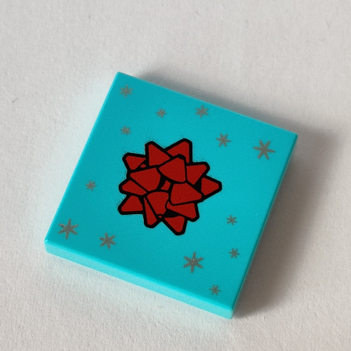 Visuel indicatif Rebrickable de Tuile 2 x 2 avec ruban rouge, motif imprimé étoiles argentées (Tile 2 x 2 with Red Ribbon, Silver Stars Print)