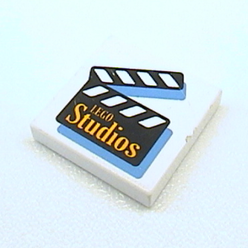 Visuel indicatif Rebrickable de Tuile 2 x 2 avec 'Studios' sur motif imprimé Clapper (Tile 2 x 2 with 'Studios' on Clapper Print)