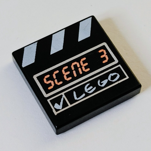 Visuel indicatif Rebrickable de Tuile 2 x 2 avec scène 3 et motif imprimé clapperboard rayures blanches (Tile 2 x 2 with Scene 3 and White Stripes Clapperboard Print)