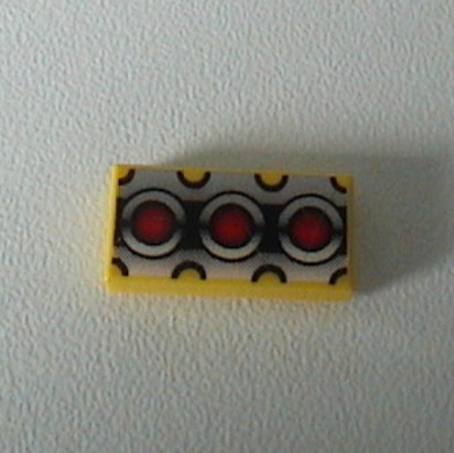 Visuel indicatif Rebrickable de Tuile 1 x 2 avec cercles rouges et motif imprimé argent / noir (Tile 1 x 2 with Red Circles and Silver / Black Print)