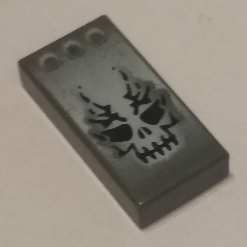 Visuel indicatif Rebrickable de Tuile 1 x 2 avec crâne alpha team ogel & motif imprimé 3 boutons (Tile 1 x 2 with Alpha Team Ogel Skull & 3 Buttons Print)