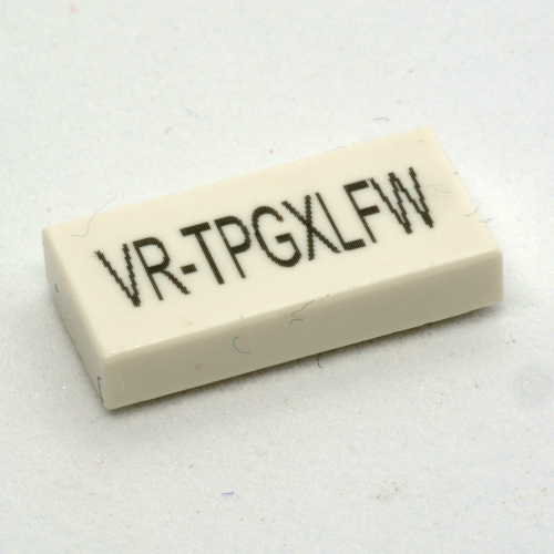 Visuel indicatif Rebrickable de Tuile 1 x 2 avec le code de la ville 'VR-xxxxxxx' imprimé (Tile 1 x 2 with City Code 'VR-xxxxxxx' Print)