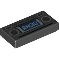 Visuel indicatif Rebrickable de Tuile 1 x 2 avec motif imprimé bleu clair 'RADIO' et boutons argentés (Tile 1 x 2 with Light Blue 'RADIO' and Silver Buttons Print)