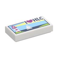 Visuel indicatif Rebrickable de Tuile 1 x 2 avec phare, voilier et motif imprimé 'I Heart HLC' (Tile 1 x 2 with Lighthouse, Sailboat and 'I Heart HLC' Print)