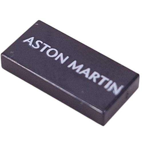 Visuel indicatif Rebrickable de Tuile 1 x 2 avec motif imprimé blanc 'ASTON MARTIN' (Tile 1 x 2 with White 'ASTON MARTIN' Print)