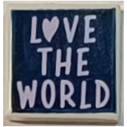 Visuel indicatif Rebrickable de Tuile 1 x 1 avec lavande 'LOVE THE WORLD' sur fond bleu foncé motif imprimé (Tile 1 x 1 with Lavender 'LOVE THE WORLD' on Dark Blue Background Print)