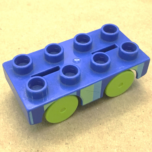Visuel indicatif Rebrickable de Duplo base de voiture 2 x 4 avec des roues de vert citron, avec de la vert citron et des rayures bleues moyennes (brickrunner) (Duplo Car Base 2 x 4 with Lime Wheels, with Lime and Medium Blue Stripes (Brickrunner))