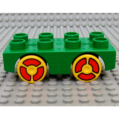 Visuel indicatif Rebrickable de Base de voiture Duplo 2 x 4 avec roues jaunes avec motif imprimé rouge et logo LEGO sur la base (coureur de briques) (Duplo Car Base 2 x 4 with Yellow Wheels with Red Print, and Lego Logo on Base (Brickrunner))