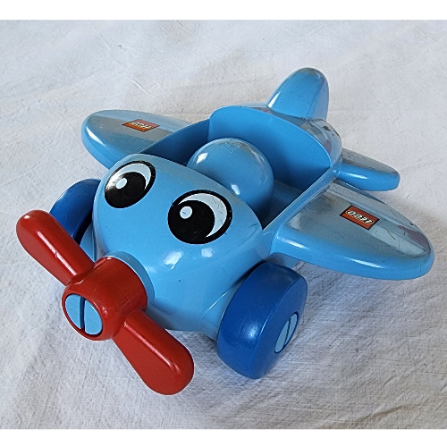 Visuel indicatif Rebrickable de Primo Avion, Hélice rouge, Roues bleues, avec Yeux, Aile Logo imprimé (Primo Airplane, Red Propeller, Blue Wheels, with Eyes, Wing Logo Print)