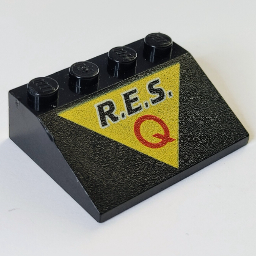 Visuel indicatif Rebrickable de Brique inclinée 33° 3 x 4 avec 'R.E.S. Q' sur motif imprimé Triangle Jaune (Res-q) (Brick Sloped 33° 3 x 4 with 'R.E.S. Q' on Yellow Triangle Print (Res-q))