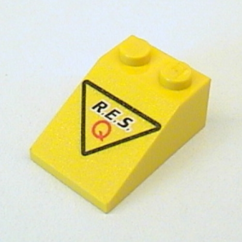 Visuel indicatif Rebrickable de Brique inclinée 33° 3 x 2 avec 'R.E.S. Q' et motif imprimé Triangle noir (Res-Q) (Brick Sloped 33° 3 x 2 with 'R.E.S. Q' and Black Triangle Print (Res-Q))