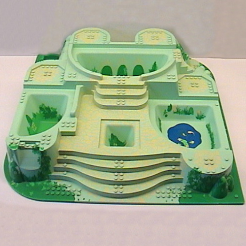 Visuel indicatif Rebrickable de Socle surélevé 48 x 48 avec escaliers et fosses avec motif imprimé pavé jaune et lierre vert (Baseplate Raised 48 x 48 with Staircases and Pits with Yellow Cobblestone and Green Ivy Print)