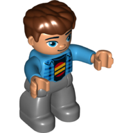 Visuel indicatif Rebrickable de Duplo figurine avec cheveux épais peignés vers l'avant brun rougeâtre, avec veste, chemise à carreaux bleu foncé, lignes jaunes sur le cercle rouge (Duplo Figure with Thick Hair Combed Forward Reddish Brown, with Jacket, Dark Blue Plaid Shirt, Yellow Lines on Red Circle)