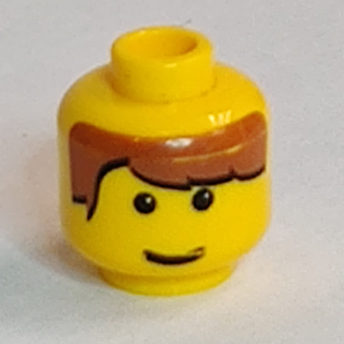 Tête de minifigurine, franges brunes séparées à droite, pupilles blanches et motif imprimé sourire (Minifig Head, Brown Bangs Parted on Right, White Pupils and Smile Print)