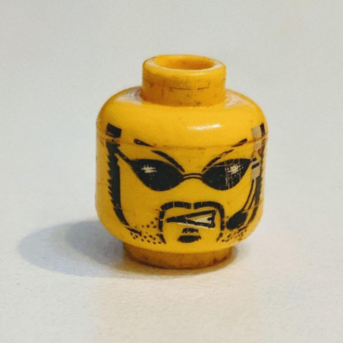 Tête de minifigurine Charge, lunettes de soleil, motif : bouc et micro-casque (Minifig Head Charge, Sunglasses, Goatee and Headset Print)