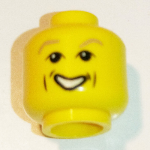 Tête de minifigurine professeur Gilderoy Lockhart, sourcils brun clair, joue fossette, motif : sourire bouche ouverte [tenon creux bouché] (Minifig Head Professor Gilderoy Lockhart, Light Brown Eyebrows, Cheek Dimple, Open Mouth Smile Print [Blocked Open Stud])