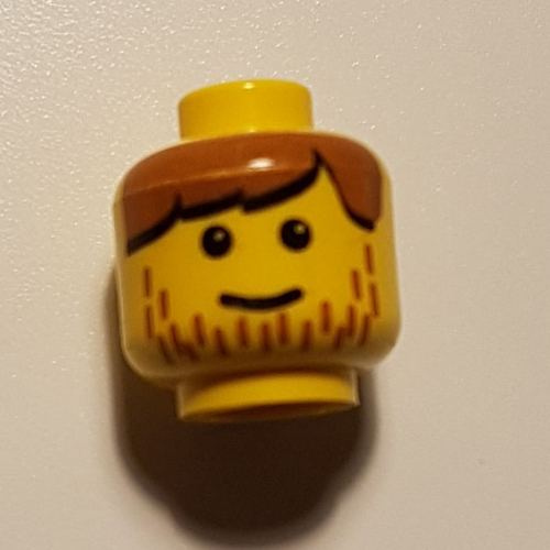 Tête de minifigurine, franges brunes et motif imprimé de barbe naissante en ligne [tenon creux bouché] (Minifig Head, Brown Bangs and Line Stubble Print [Blocked Open Stud])